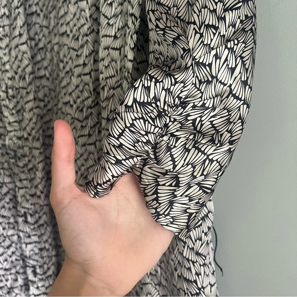 Women’s size Small satin medium sleeve button up with tie fun pattern Le Grange - Picture 4 of 6